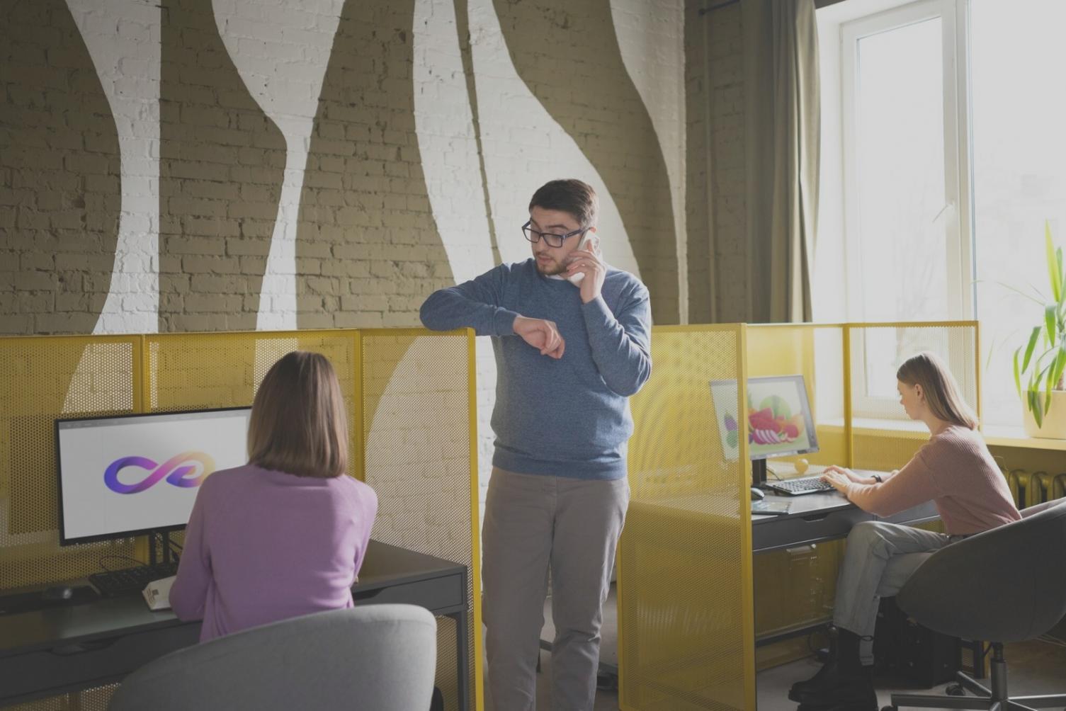 Professionelle Finanzberatung und Budget-Monitoring in modernem Büro