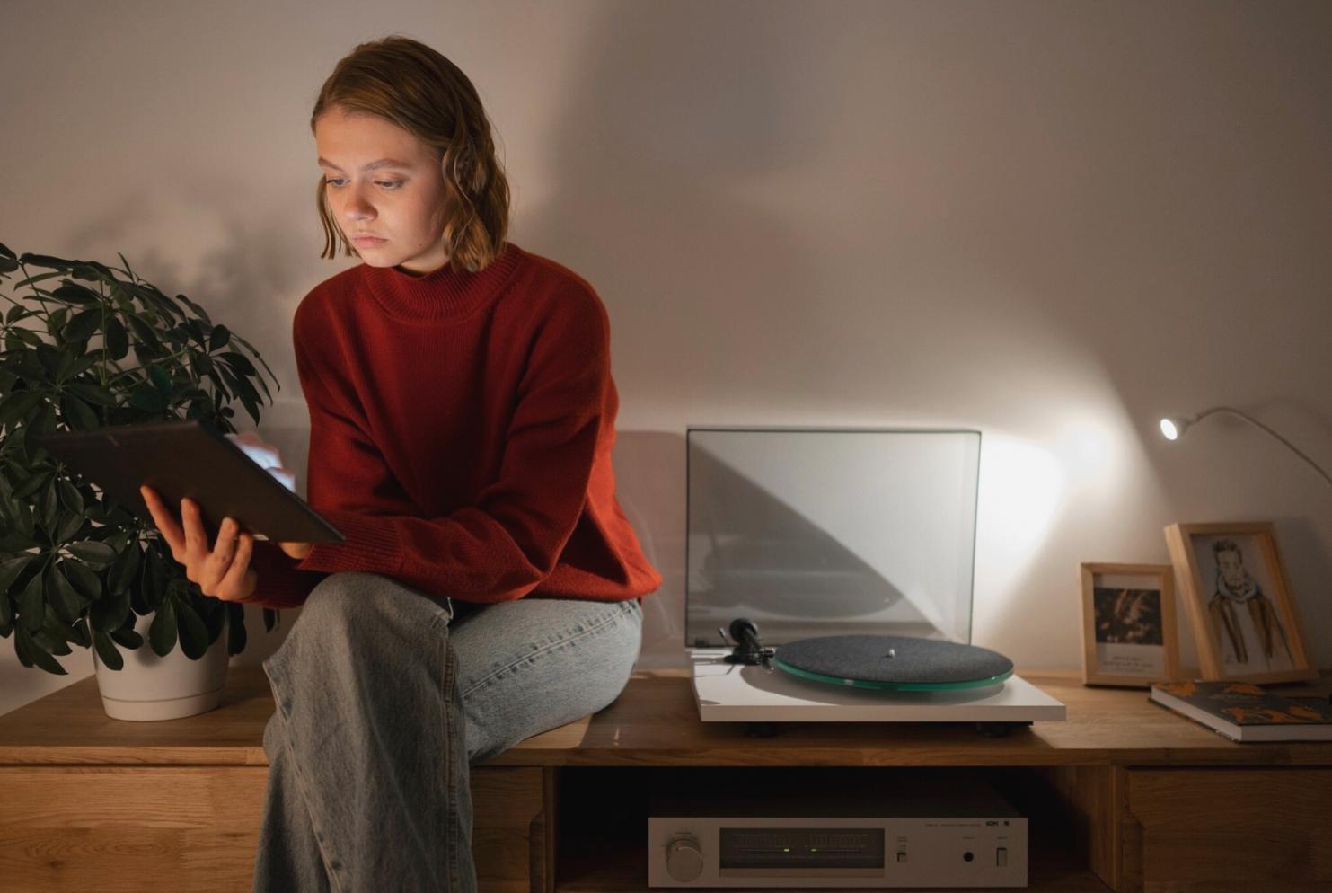 Arbeitsplatz mit Finanzunterlagen und Budget-Analysen